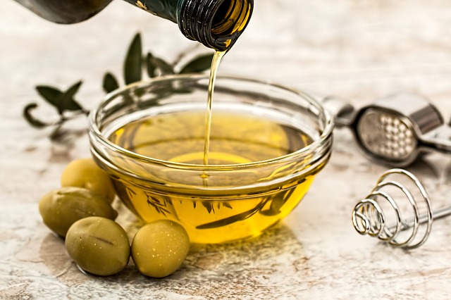 What's the Difference between Moisturizing Oils vs. Sealing Oils?